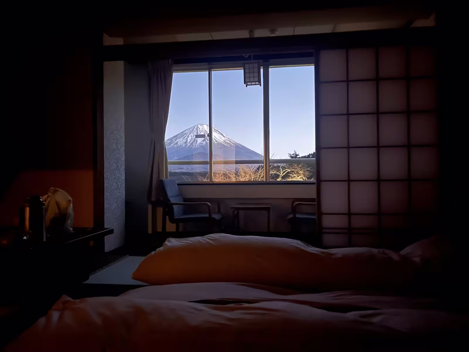 和室から見た富士山。